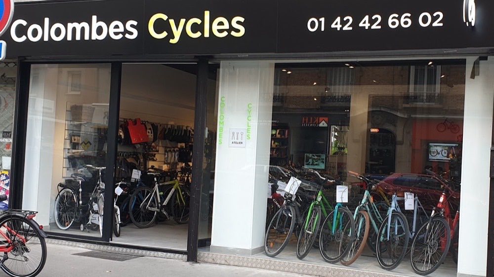 Façade de la boutique Colombes Cycles, avenue Henri Barbusse, avec le 01 42 42 66 02 sur l'enseigne